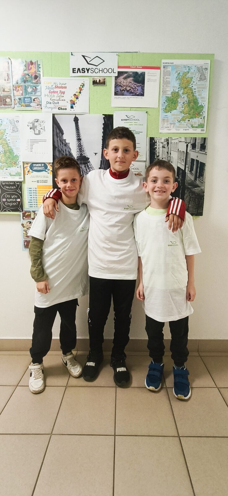 Študenti v tričkách EASY SCHOOL